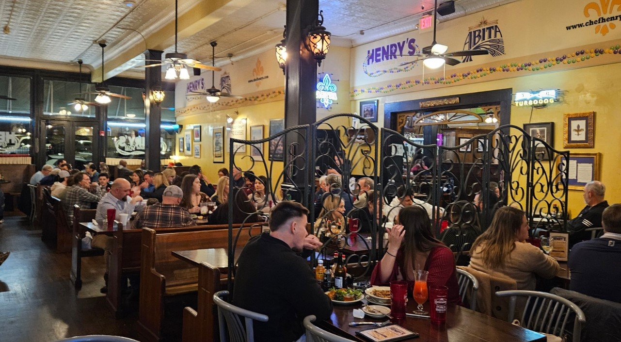 full dining room at henrys