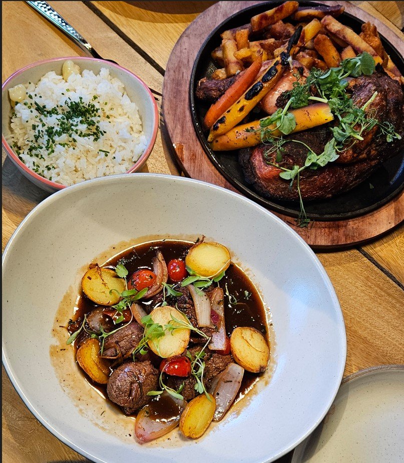 Discover Madre Selva, Atlanta’s vibrant open-air Latin restaurant where bold flavors, colorful beach vibes, and unique rituals like hand-washing with a warm towel set the tone. From Pisco Sours to wood-fired chicken and unforgettable ceviche—experience a true Peruvian escape.